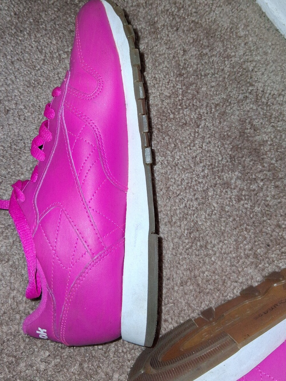 Like New Reebok Size 8 Women’s Bright Pink Low-Top Lace-Up Sneakers - Picture 6 of 8